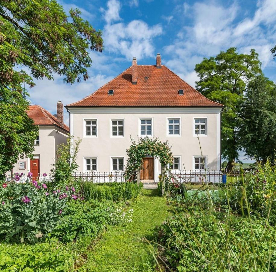 Langquaid Historischer Pfarrhof Niederleierndorf מראה חיצוני תמונה
