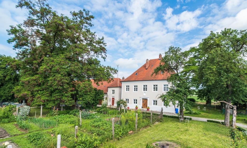 Langquaid Historischer Pfarrhof Niederleierndorf מראה חיצוני תמונה