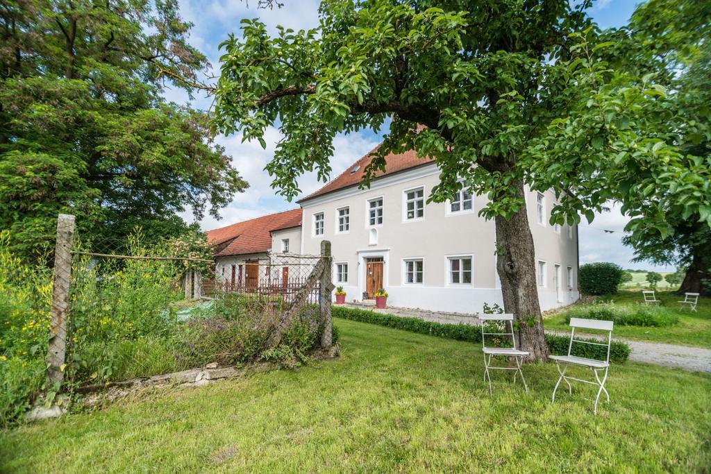 Langquaid Historischer Pfarrhof Niederleierndorf מראה חיצוני תמונה