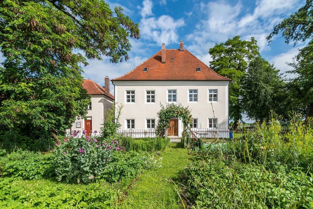 Langquaid Historischer Pfarrhof Niederleierndorf מראה חיצוני תמונה